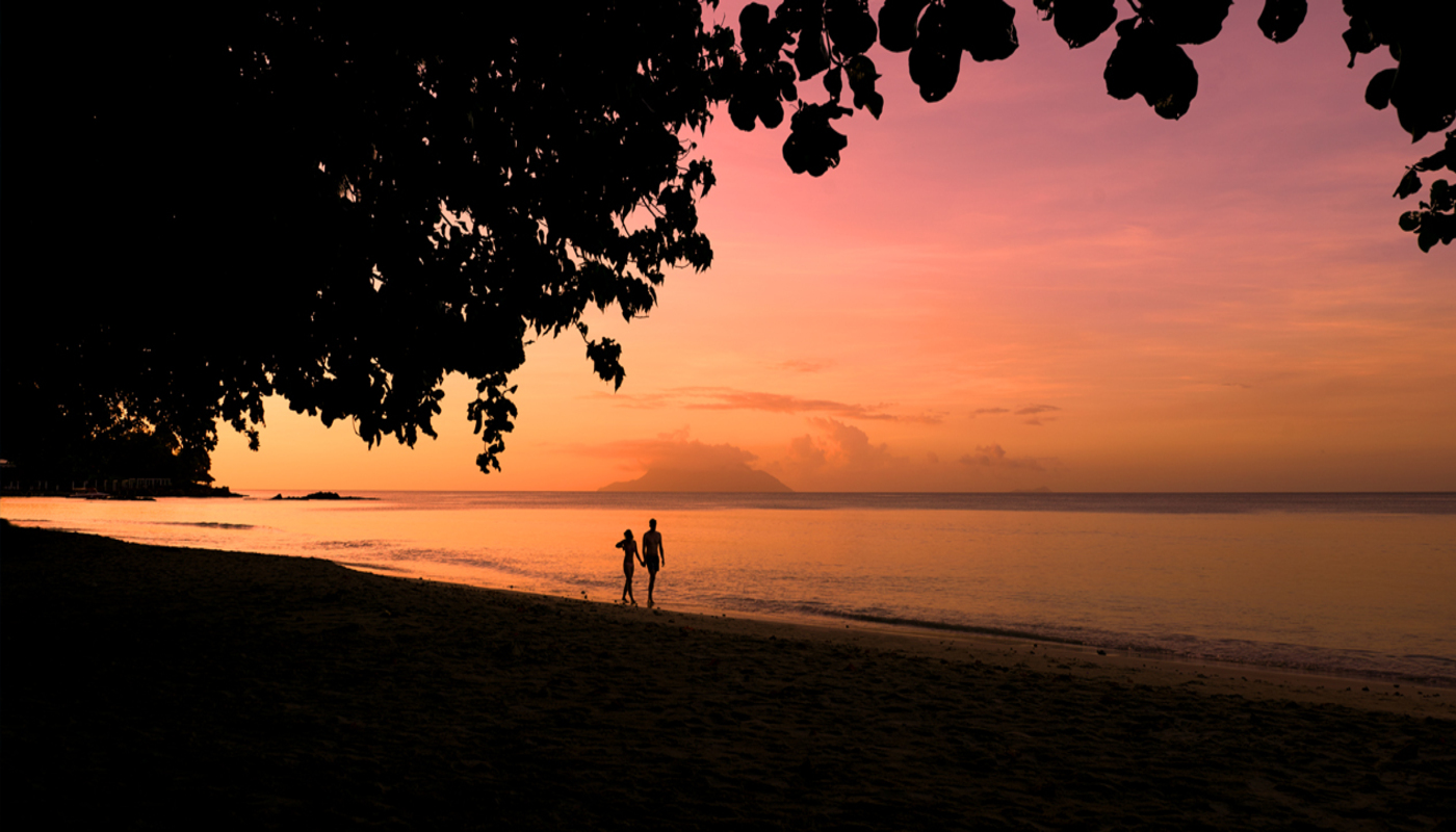 Hotel Story Seychelles - pareja atardecer en la playa